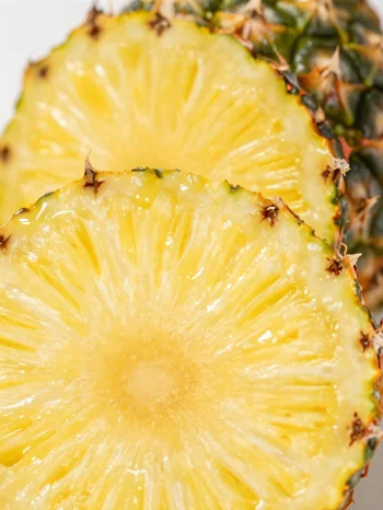 Nanas segar iris di atas meja kayu rustik