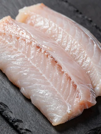 Fillet belut segar dengan bumbu di atas talenan kayu