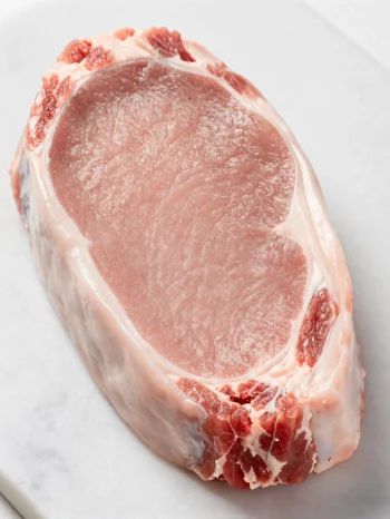 Potongan daging sapi muda segar dengan rempah di talenan kayu