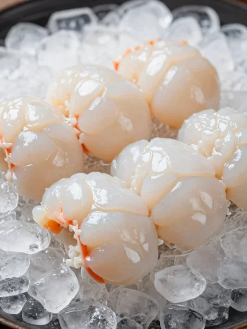 Lobster segar di atas talenan kayu rustik dengan lemon dan bumbu