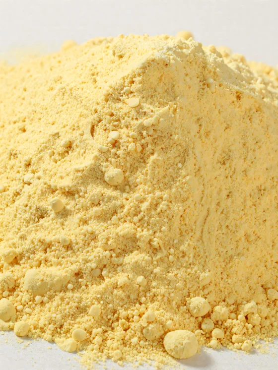 Tepung jagung dalam mangkuk keramik, bubuk kuning halus di atas permukaan kayu