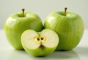 Apel Granny Smith hijau segar utuh dan irisan di atas talenan