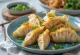 Gyoza udang Jepang dalam adonan dasar renyah, dengan isian udang, disajikan dengan saus celup kecap asin