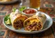 Burrito klasik diisi dengan daging sapi, nasi, kacang, dan keju