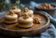 Macaron kayu manis dan kenari panggang disajikan