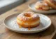 Donat isi selai di atas piring