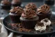 Cupcake cokelat ganda disajikan