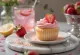 Cupcake krim stroberi disajikan