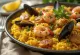Paella seafood dan ayam disajikan