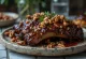 Iga sapi BBQ asap dengan glasir pecan disajikan