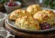 Scone keju kambing rosemary disajikan