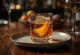 Koktail Old Fashioned dihiasi dengan kulit jeruk