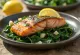 Salmon panggang dengan bayam bawang putih disajikan
