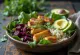 Buddha Bowl quinoa bayam dengan tahu jeruk nipis bit disajikan