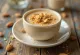 Susu almond karamel disajikan dalam cangkir