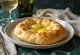 Focaccia adonan sampanye disajikan