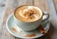 Latte almond kayu manis disajikan