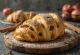Stollen Kayu Manis Pecan diiris, ditaburi gula halus, dengan latar pedesaan