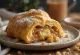 Irisan stollen karamel renyah disajikan