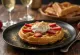 Waffle dihiasi emas yang bisa dimakan disajikan dengan krim kocok dan stroberi
