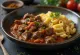 Semur sapi disajikan dengan pasta