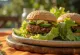 Burger vegan mentah dengan sayuran segar