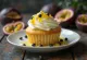 Cupcake krim markisa yang baru dipanggang
