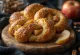 Pretzel apel kayu manis yang baru dipanggang disajikan