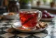 Teh plum berempah dalam cangkir