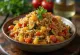 Sajian jambalaya vegetarian dengan paprika, zukini, dan nasi