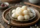 Dumpling sup Cina tang yuan disajikan dalam kuah manis, dengan bola-bola putih