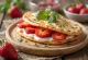 Piadina isi keju krim dan stroberi disajikan
