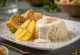 Ketan mangga disajikan