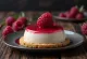 Kue panna cotta raspberry dengan hiasan buah
