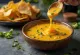 Saus cheddar bir jalapeño dalam mangkuk, disajikan dengan nachos