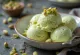 Es Krim Pistachio Air Mawar dalam mangkuk