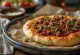 Lahmacun berbumbu, disajikan dengan adonan segar dan isian daging berempah