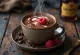 Cokelat panas raspberry rum dihiasi