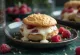 Bao bun cokelat putih dan raspberry disajikan