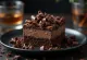 Kue cokelat rum dihiasi dengan serutan cokelat
