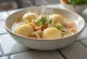 Mangkuk sup Chicken & Dumplings yang creamy