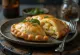 Empanada kentang bawang putih dipanggang cokelat keemasan