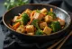 Tofu stir fry dengan sayuran renyah disajikan dalam mangkuk