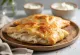 Calzone yogurt rempah dipanggang cokelat keemasan