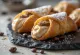 Cannoli kopi disajikan