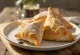 Samosa krim kopi disajikan