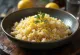 Nasi jahe lemon dengan hiasan peterseli