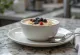 Panna cotta dasar susu oat dalam gelas saji