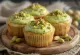 Cupcake pistachio yang baru dipanggang