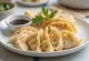 Scallop Gyoza disajikan dengan isian kerang simping dan saus celup kecap asin